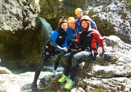 Deelnemers zitten op een rots in de canyon tijdens canyoning in de Almbachklamm van Zell am See - Fun Tour met Adventure Service Outdoorsports.