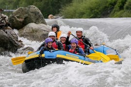 Bild einer Gruppe, die den halben Tag Rafting von Illanz nach Reichenau auf dem Vorderrhein mit Swiss River Adventures Ruinaulta geniesst.