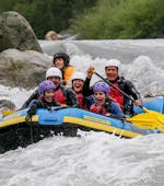 Photo d'un groupe profitant de sa demi-journée de rafting d'Illanz à Reichenau sur le Vorderrhein avec Swiss River Adventures Ruinaulta.