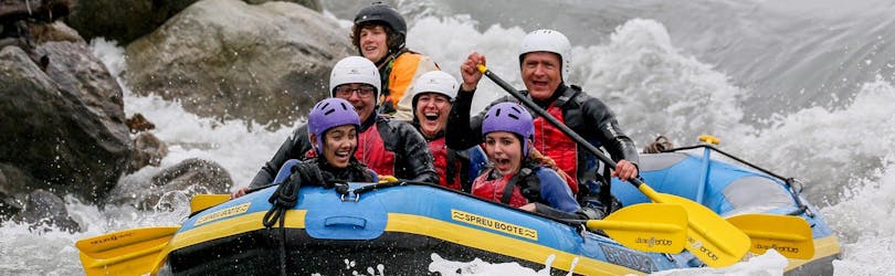 Immagine di un gruppo che si gode la mezza giornata di rafting da Illanz a Reichenau sul Reno anteriore con Swiss River Adventures Ruinaulta.