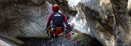 Picture of a man during his Canyoning tour in the Boggera Canyon in Ticino for Explorers with Swiss River Adventures Ruinaulta.