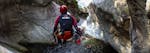 Immagine di un uomo durante il suo tour di canyoning nel Canyon del Boggera in Ticino per gli esploratori con Swiss River Adventures Ruinaulta.