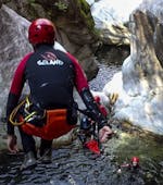 Immagine di un uomo durante il suo tour di canyoning nel Canyon del Boggera in Ticino per gli esploratori con Swiss River Adventures Ruinaulta.