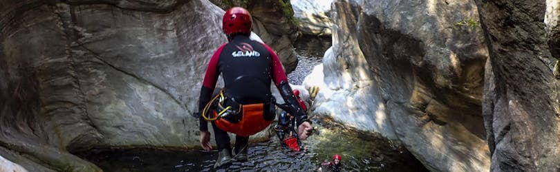 Foto de un hombre durante su excursión de Barranquismo en el Cañón Boggera en Tesino para Exploradores con Swiss River Adventures Ruinaulta.
