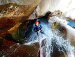 Photo d'un homme en train de faire du canyoning dans les gorges de l'Iragna au Tessin pour les amateurs de sensations fortes avec Swiss River Adventures Ruinaulta.