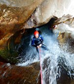 Foto van een man tijdens zijn Canyoning in de Iragna Canyon in Ticino voor Sensatiezoekers met Swiss River Adventures Ruinaulta.