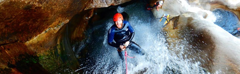 Photo d'un homme en train de faire du canyoning dans les gorges de l'Iragna au Tessin pour les amateurs de sensations fortes avec Swiss River Adventures Ruinaulta.