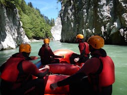 Een groep vrienden geniet van de tocht Rafting for Explorers op de Tiroler Achea, aangeboden door Sport und Natur.