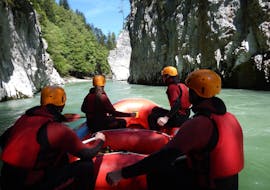 A group of friends is enjoying the tour Rafting for Explorers on the Tiroler Achea river, provided by Sport und Natur.