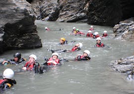 Foto de un grupo disfrutando del agua durante su descenso de barrancos en el cañón de Viamala cerca de Thusis para principiantes con Swiss River Adventures Ruinaulta.