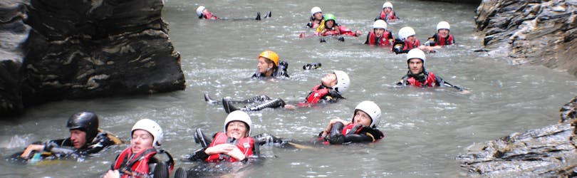 Bild einer Gruppe, die das Wasser beim Canyoning in der Viamala-Schlucht bei Thusis für Anfänger mit Swiss River Adventures Ruinaulta genießt.
