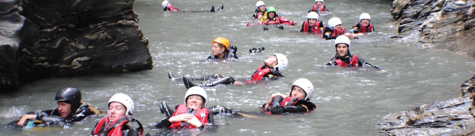 Foto de un grupo disfrutando del agua durante su descenso de barrancos en el cañón de Viamala cerca de Thusis para principiantes con Swiss River Adventures Ruinaulta.