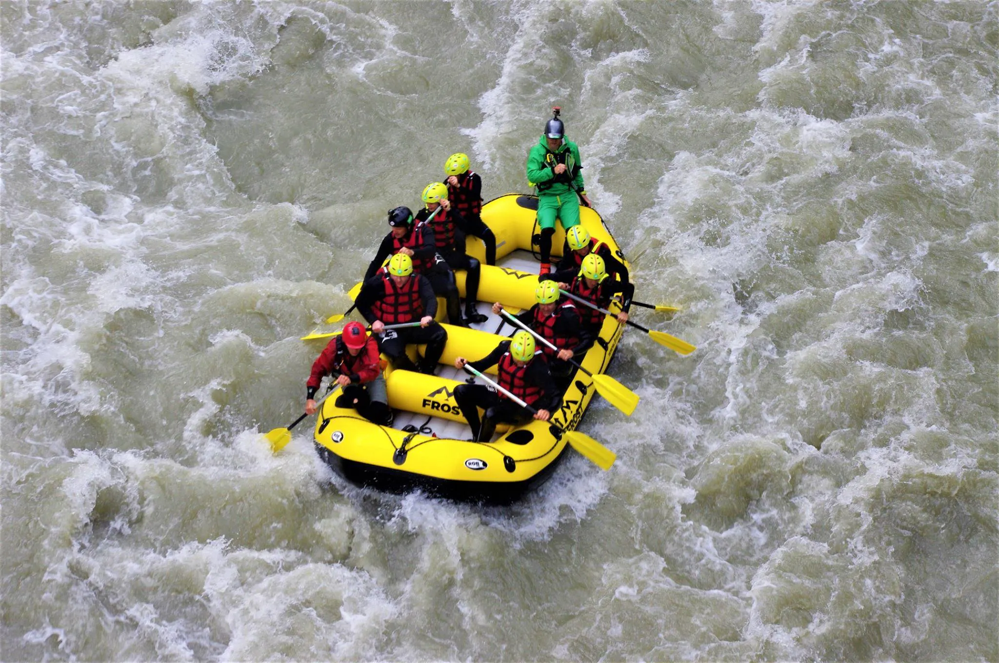 Wildwasser-Rafting auf der Salzach bei Taxenbach mit FROST Rafting & Canyoning Tours Salzburg Eine Rafting-Gruppe, die auf ihrer Wildwasser-Rafting Tour auf der Salzach gemeinsam mit den erfahrenen Guides von Frost Rafting & Canyoning Tours auf den rauschenden Wellen der Salzach gleiten.