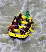 Een rafting groep glijdt op de golven van de Salzach rivier op hun White-Water Rafting op de Salzach rivier met de ervaren instructeurs van Frost Canyoning & Rafting Tours.