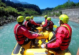 A family having fun rafting down Salzach river on their rafting tour for the whole family with the experienced instructors from Frost Rafting & Canyoning Tours.