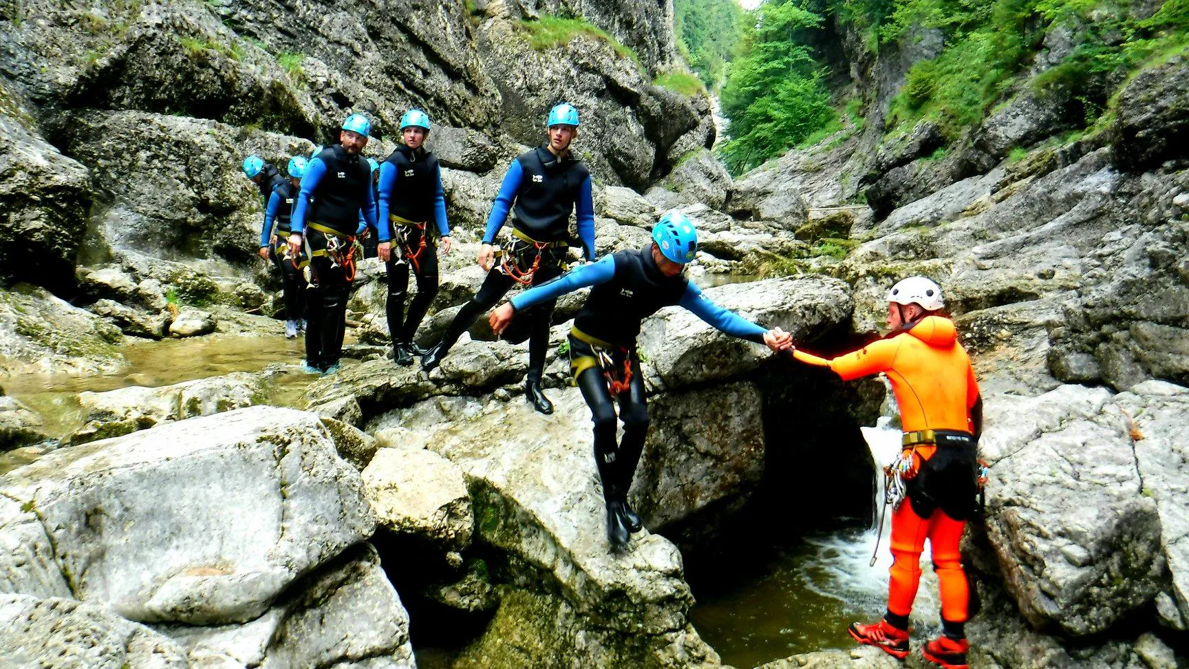 Barranquismo fácil en Taxenbach - Almbachklamm con FROST Rafting & Canyoning Tours Barranquismo fácil en Taxenbach - Almbachklamm con FROST Rafting & Canyoning Tours.