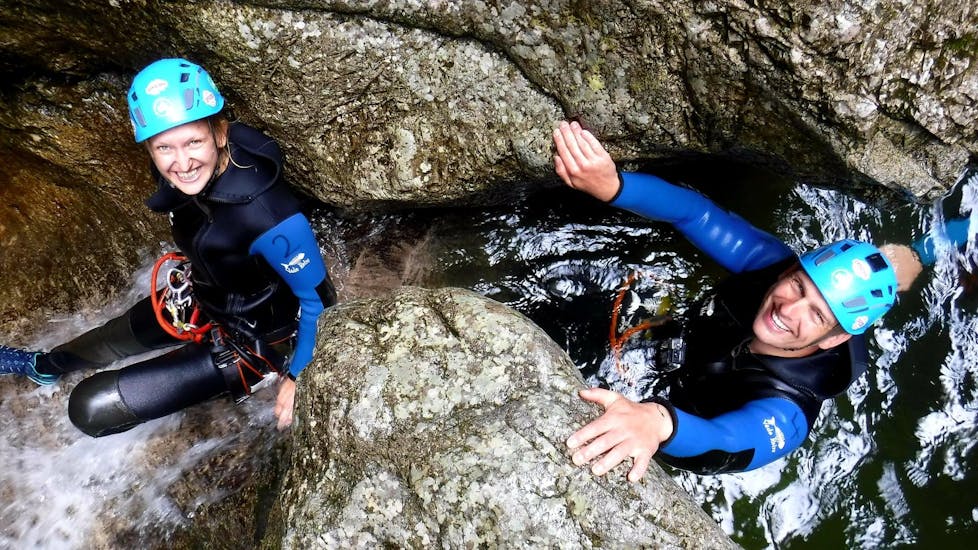 Ein Paar genießt das frische Wasser in der Schlucht beim Canyoning in der Almbachklamm - Jump & Splash mit FROST