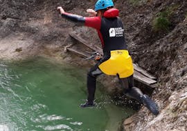 A participant of the Canyoning for Adventurers - Integrale is jumping into a natural pool under the guidance of a state certified canyoning guide from Bergführer Salzburg.