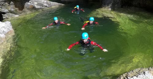 Canyoning in der Almbachklamm bei Salzburg für Einsteiger mit Bergführer Büro Salzburg Während der Canyoning Tour für Einsteiger in der Almbachklamm vergnügt sich eine Gruppe in einer Schlucht unter der Leitung eines erfahrenen Guides von Bergführer Salzburg.