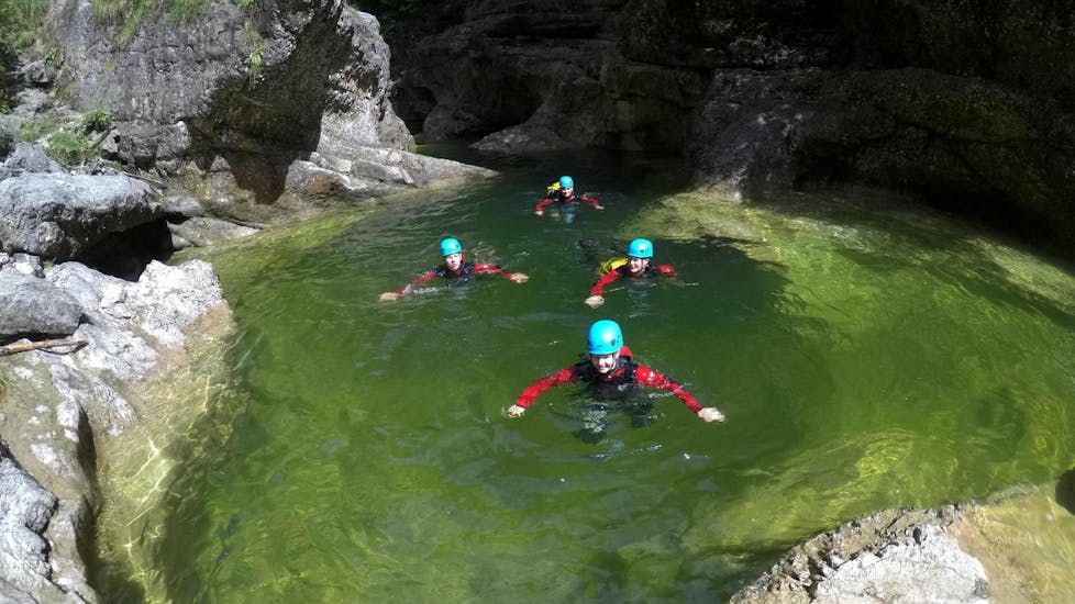 A group of people is enjoying the Canyoning for Beginners - Almbachklamm organised by professional canyoning guides from Bergführer Salzburg.