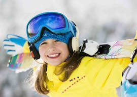 A girl is having fun during some kids ski lessons Style, Ride & Race with SkiCheck in Fügen-Spieljoch.