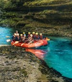 Een groep drijft de stroom af tijdens het raften op de Salza rivier in Palfau voor gezinnen met Deep Roots Adventures Palfau.