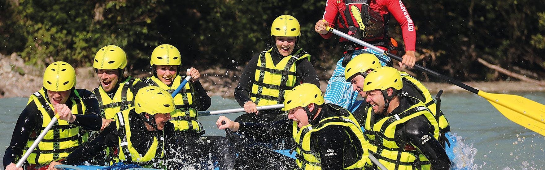 Eine Gruppe beim Rafting auf der Möll in Flattach für Familien mit CAM & COOL'S Kärnten & Osttirol