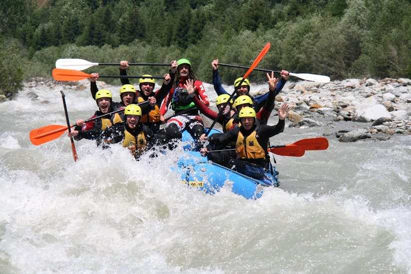 Un gruppo durante il Rafting avanzato sul fiume Isel a Lienz con CAM & COOL'S Kärnten & Osttirol