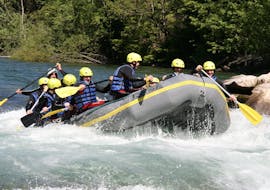 Eine Gruppe beim Fun Rafting auf der Isel in Lienz mit CAM & COOL'S Kärnten & Osttirol