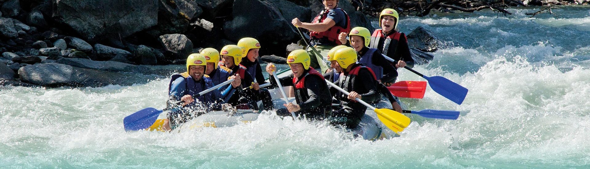 Personen in einem Boot beim Rafting auf der Isel - First-Step Tour mit Adventurepark Osttirol.