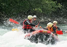 Rafting auf der Isel - Sport-Tour Plus mit Adventurepark Osttirol Personen in einem rafting Boot beim Rafting auf der Isel - Sport-Tour Plus mit Adventurepark Osttirol.