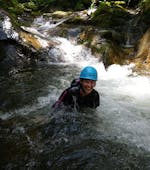 Eine Frau hat Spaß beim Canyoning in Osttirol - First-Step Tour mit Adventurepark Osttirol.