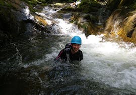 Eine Frau hat Spaß beim Canyoning in Osttirol - First-Step Tour mit Adventurepark Osttirol.