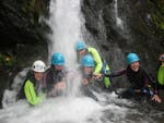 Personen unter einem Wasserfall während Canyoning in Osttirol - Sport Tour mit Adventurepark Osttirol