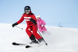 Ein Skifahrer folgt seinem Skilehrer während eines privaten Skikurses für Erwachsene mit dem ESF Courchevel Village.