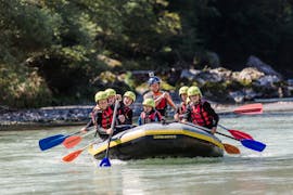 Eine Familie genießt beim Rafting “Panorama” für Kinder und Familien - Saalach mit Base Camp die Zeit auf dem Fluss.