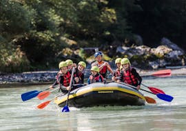 Een gezin heeft plezier op de rivier tijdens hun Rafting "Panorama'' voor kinderen en gezinnen - Saalach georganiseerd door Base Camp.