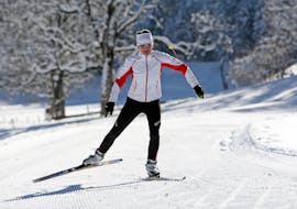 Een langlaufer tijdens zijn proefles langlaufen "Schaatsen" voor beginners van Skischule Ramsau.
