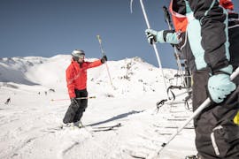 Un instructor de esquí explica un ejercicio a los participantes de las Clases de esquí para adultos "Todo incluido" - Todos los niveles organizadas por la escuela de esquí Ski & Snowboardschool Vacancia en el resort de esquí de Sölden.
