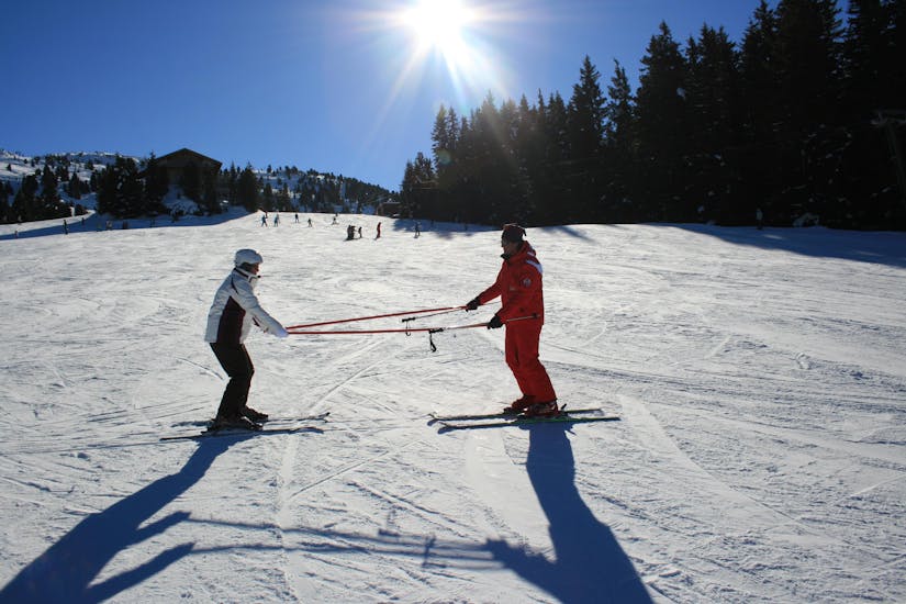 Ein Ski-Anfänger übt gemeinsam mit seinem Skilehrer der Skischule Lechner in Zell am Ziller während des Angebots Privater Skikurs für Erwachsene - Alle Levels die Grundlagen des Skifahrens.