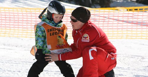 Privé Skilessen voor Kinderen van Alle Leeftijden met Skischule Lechner Zell am Ziller Een skileraar van de skischool Skischule Lechner in Zell am Ziller begeleidt een jong kind tijdens de privé skilessen voor kinderen voor alle leeftijden.