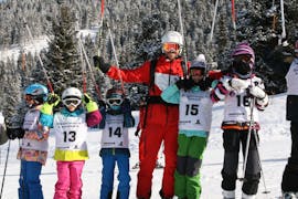 Eine Gruppe Kinder posiert bei ihrem Kinder Skikurs (5-14 Jahre) - Fortgeschritten zusammen mit ihrem Skilehrer der Skischule Lechner in Zell am Ziller für ein Gruppenfoto.