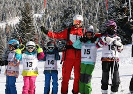 Een groep kinderen poseert voor een groepsfoto met hun skileraar van de skischool Skischule Lechner in Zell am Ziller tijdens hun skilessen voor kinderen (5-14 jaar) - Gevorderden.