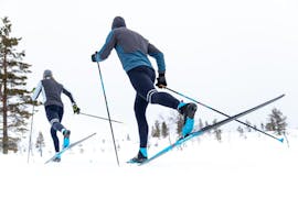 2 Personen nehmen an einem privaten Langlaufkurs für alle Levels mit der NTC Sport Skischule Oberstdorf teil.