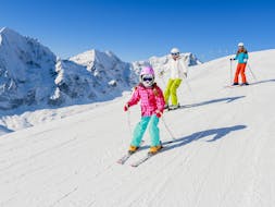Skiënde kinderen glimlachen bij hun privélessen skiën voor kinderen en tieners van alle leeftijden van Active Snow Team Engelberg.