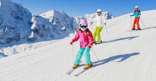 Privé skilessen voor kinderen en tieners van alle leeftijden met Active Snow Team Engelberg Skiënde kinderen glimlachen bij hun privélessen skiën voor kinderen en tieners van alle leeftijden van Active Snow Team Engelberg.