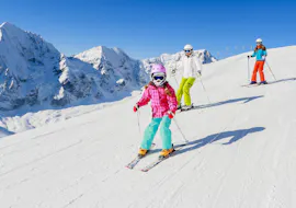Privater Skikurs für Kinder & Jugendliche aller Altersgruppen mit Active Snow Team Engelberg Skifahrende Kinder lächeln bei ihrem Privaten Skikurs für Kinder & Jugendliche aller Altersgruppen mit Active Snow Team Engelberg.