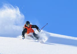 Un skieur profite de la poudreuse lors de son cours privé de ski hors-piste pour tous les niveaux, dispensé par Active Snow Team Engelberg.