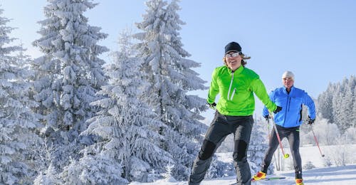 Privé langlauflessen voor alle niveaus met Active Snow Team Engelberg Twee langlaufers genieten van hun privéles langlaufen voor alle niveaus van Active Snow Team Engelberg.
