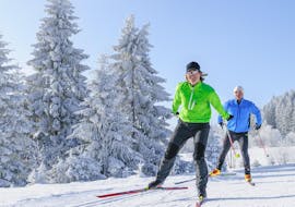 Twee langlaufers genieten van hun privéles langlaufen voor alle niveaus van Active Snow Team Engelberg.